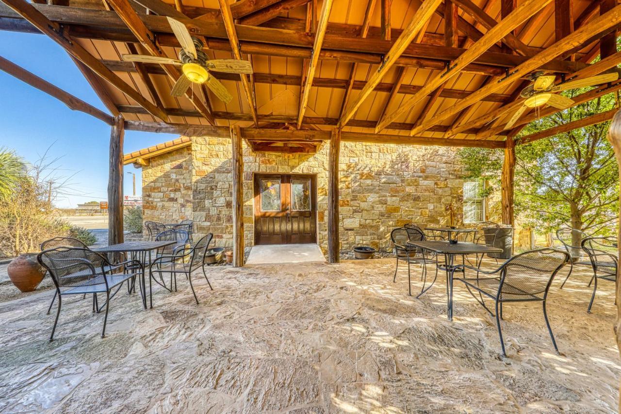 Отель The Olive @ Mendelbaum Winery Guest Cabins Фредериксберг Экстерьер фото